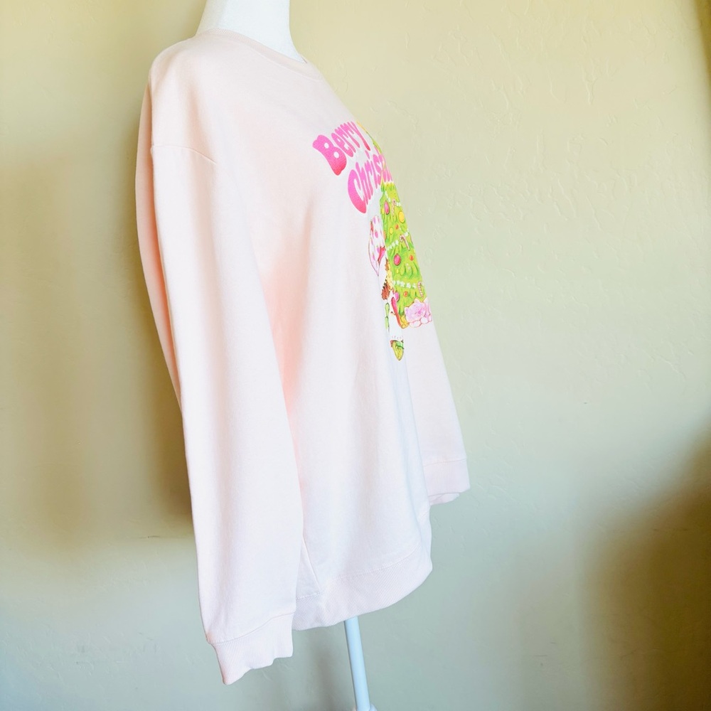 GRAPHIC SWEATSHIRT Strawberry Shortcake Berry Christmas - Picture 8 of 13